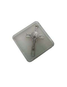 Cruz San Benito 5Cm Esmalte Blanca Plateada