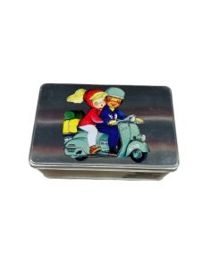 Lata metalica olga y jorge en vespa (ferrandiz)