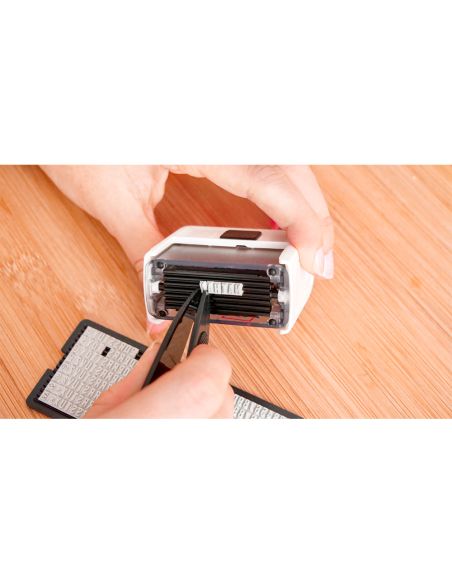 Sello Avery Especial Tejidos Personalizable 3 Lineas 288 Caracteres Con Pinza Y Tira Termoadhesiva Lavable Negro